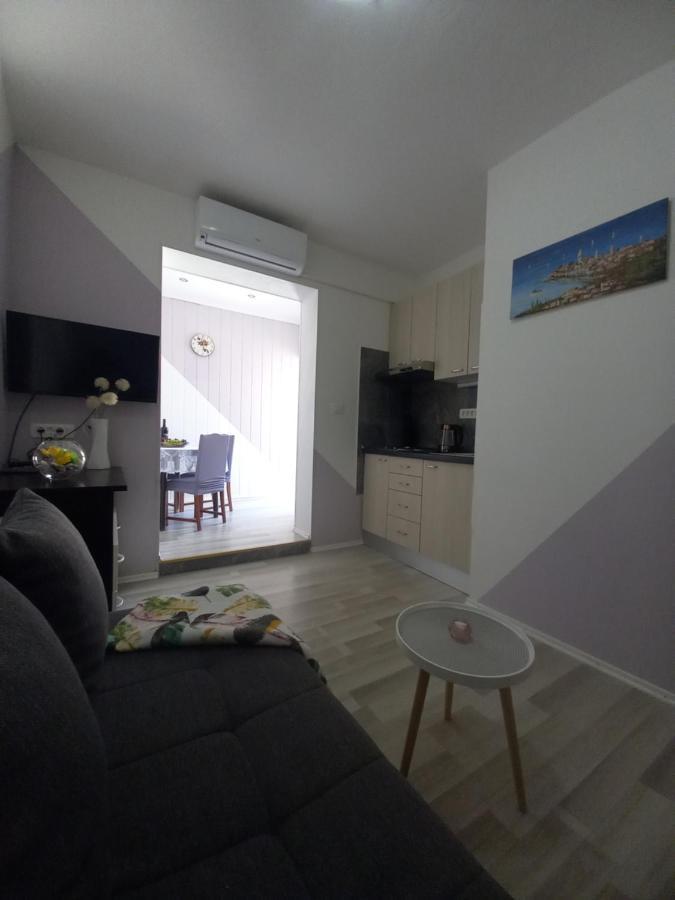 Апартаменти Apartman Maja Каштела Екстер'єр фото